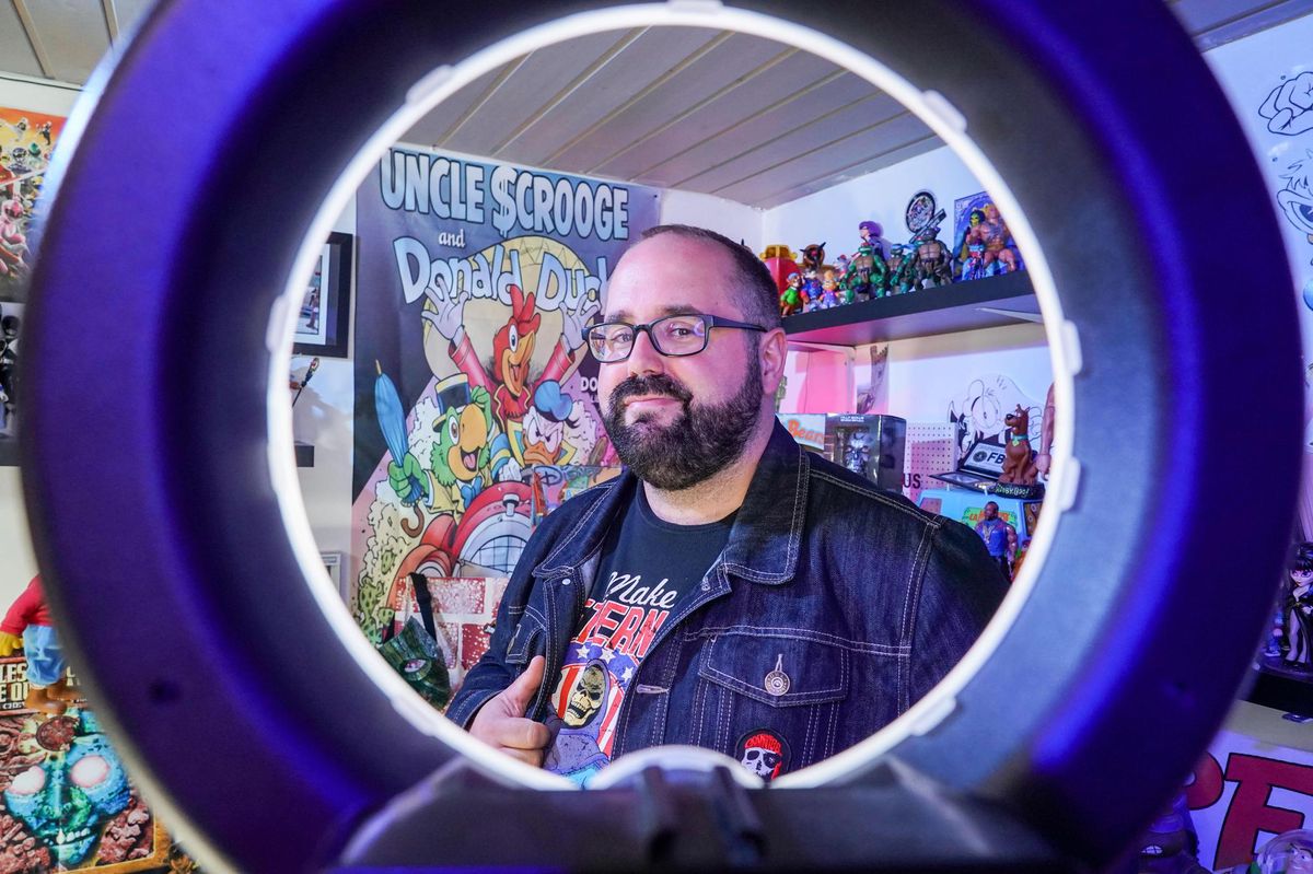 Super Canard, YouTubeur spécialiste de la pop culture et des jouets vintages.