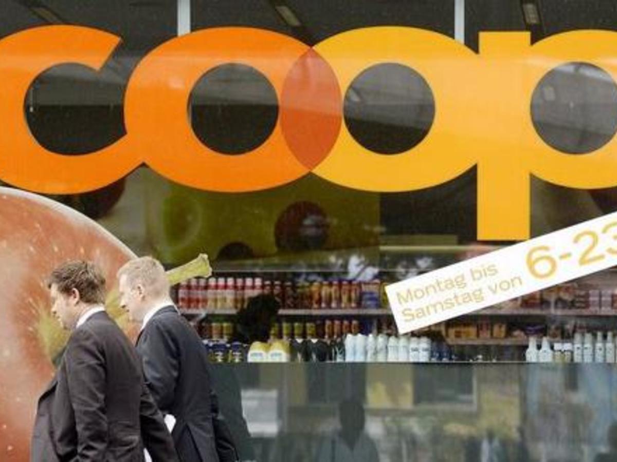 Le recul du chiffre d'affaires net est dû pour 3,6% aux variations des taux de change et pour 2,4% à la baisse du niveau des prix, détaille Coop. 