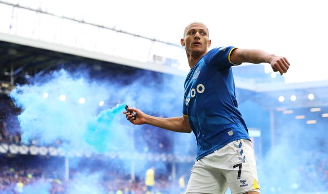 Evertons Richarlison feierte sein Siegtor gegen Chelsea mit einer Pyro-Fackel.