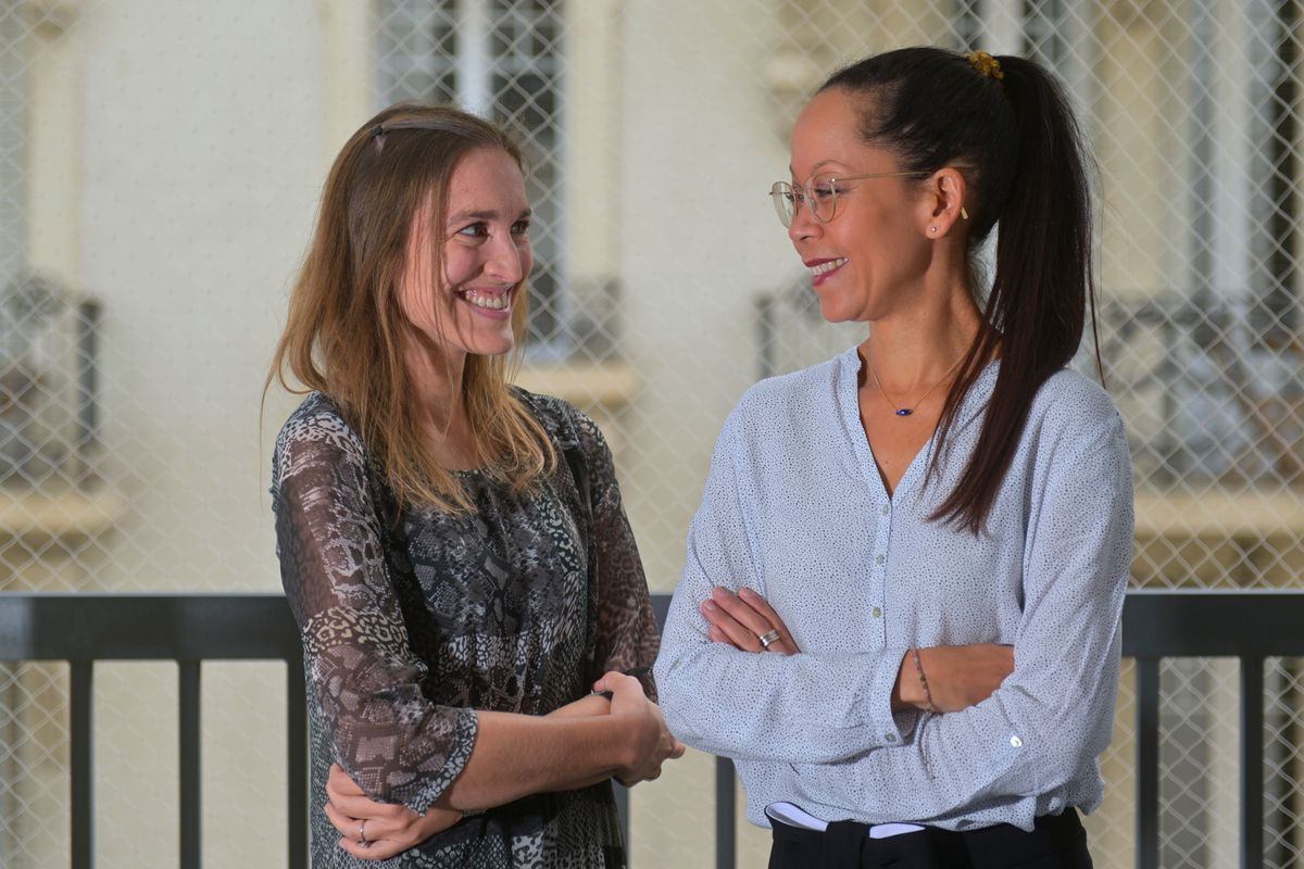 Les deux Psychologues psychotherapeutes, autrice du Livre " Papy, seras-tu toujours la", Marta Ruiz Cairo (G) et Mariame Traore (D) . Leur livre est un ouvrage pour accompagner les enfants vivant le deces d'un proche.  dans le cabinet de Mariame Traore a Lausanne.  Ce samedi 28  octobre  2023. (24 Heures/Christian Brun) 












