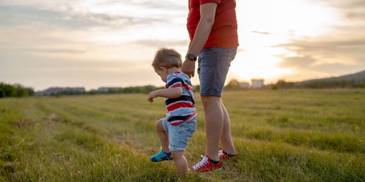 Un papa et son fils dans un champs.
