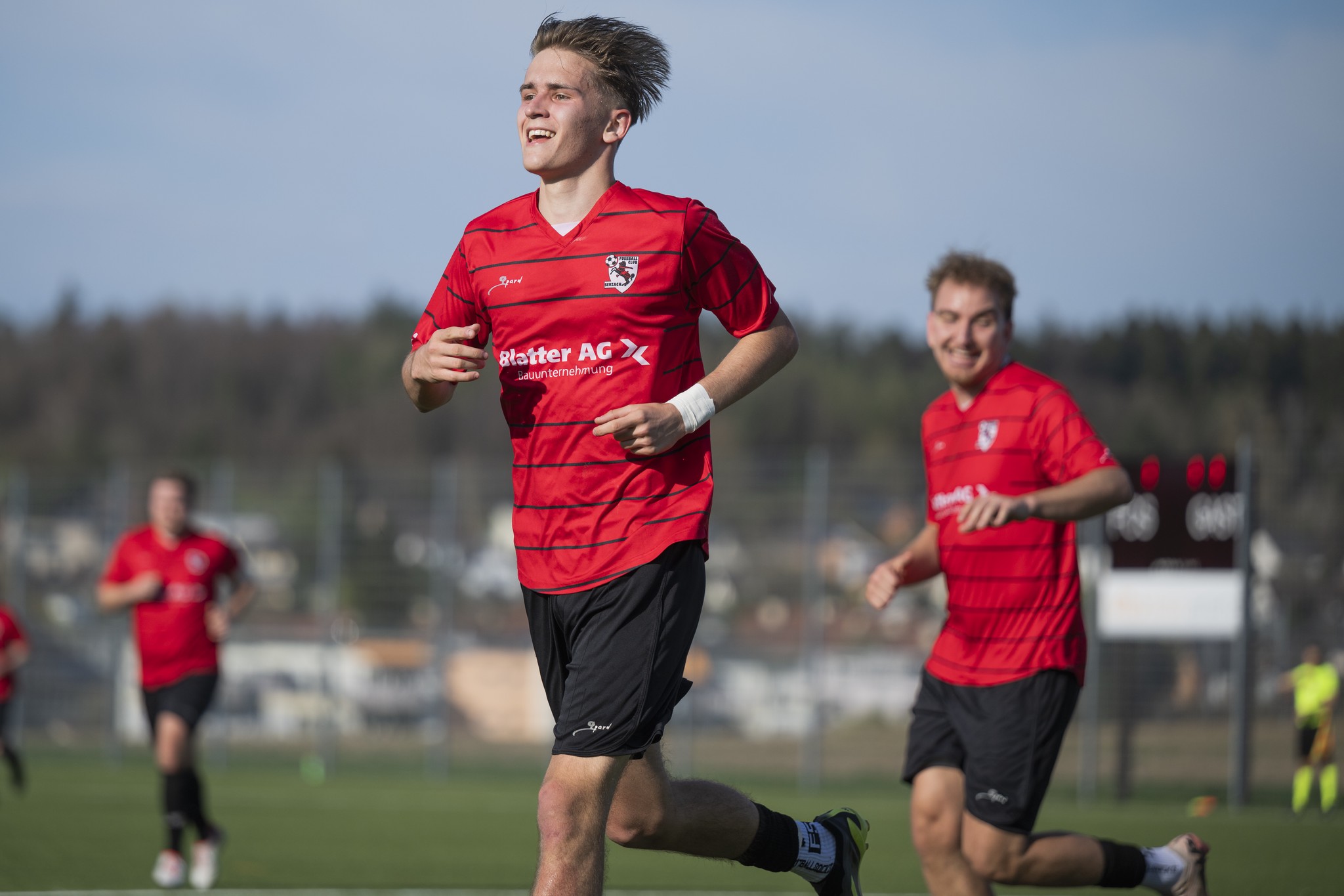 Patrice Eigenheer vom FC Seuzach in rotem Trikot jubelt über sein Tor zum 3:2 im Spiel gegen den FC Staefa auf dem Sportplatz Rolli.