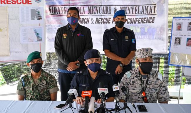 Mersing district police chief Cyril Edward (C) speaks during a press conference to call off the search for a Dutch teen in Malaysia's water on April 9, 2022, after him and two others went missing while diving off Malaysia's southeast coast near Mersing in Johor state. (Photo by Mohd RASFAN / AFP)