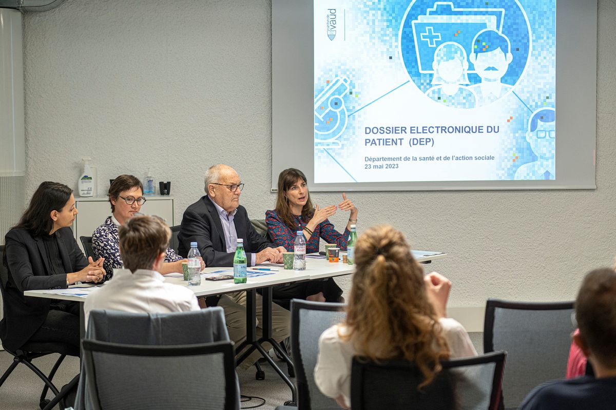Rebecca Ruiz, conseillère d’État en charge de la Santé (à dr.), présentait mardi au Réseau Santé Région Lausanne les nouveautés liées au dossier électronique du patient.
