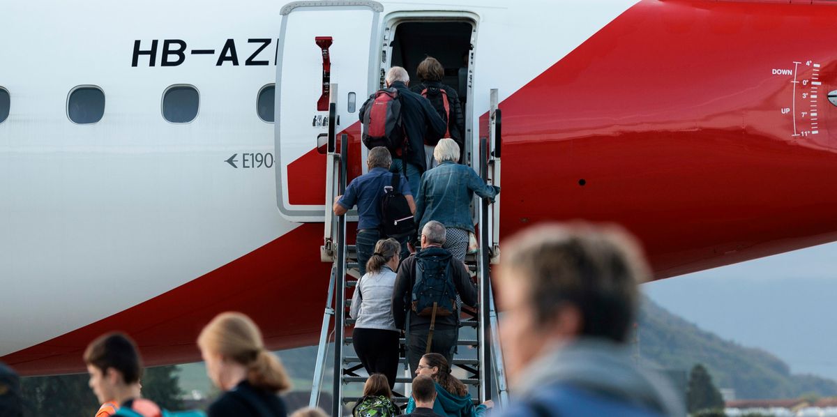 Passagiere beim Boarding in ein Flugzeug der Helvetic Airways. Anlässlich einer Reportage für die Reiseserie auf dem Flughafen Bern, am 04.10.2023 in Belp. © Christian PfanderAG


