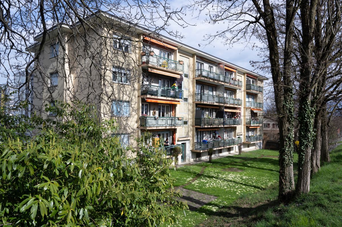 Situé sur une parcelle communale, le bâtiment construit par la Société coopérative d’habitation de Rolle est vieillissant. Il doit être rénové et assaini. Selon l’association rolloise, les loyers pourraient presque doubler.