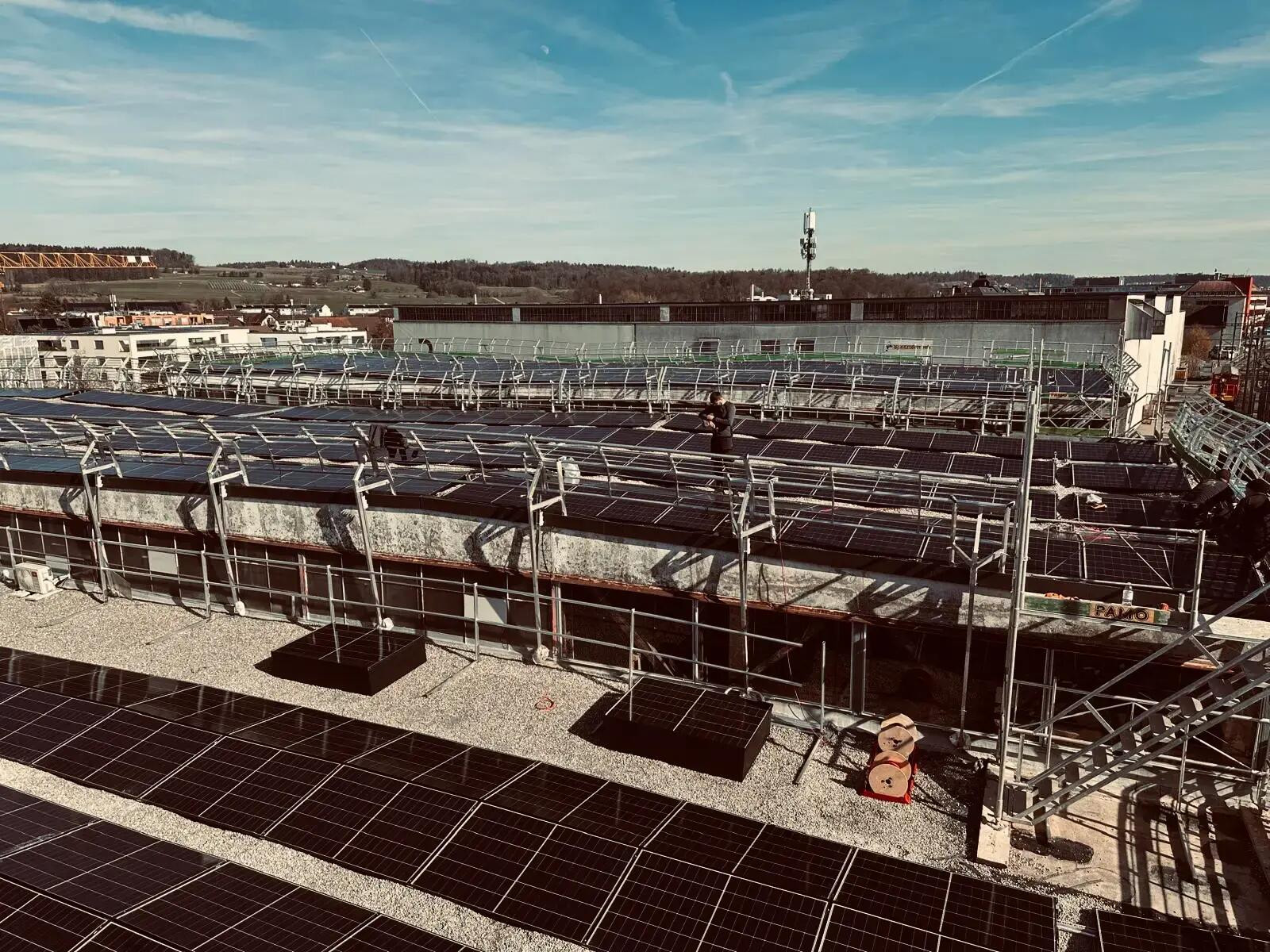 Photovoltaik auf dem Lagerhaus: Grösste Solaranlage der Stadt Kloten geht in Betrieb