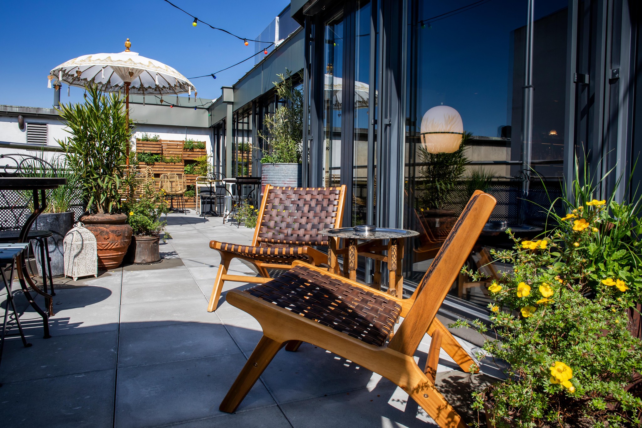 Les deux terrasses du Ruby attendent aussi les clients extérieurs.