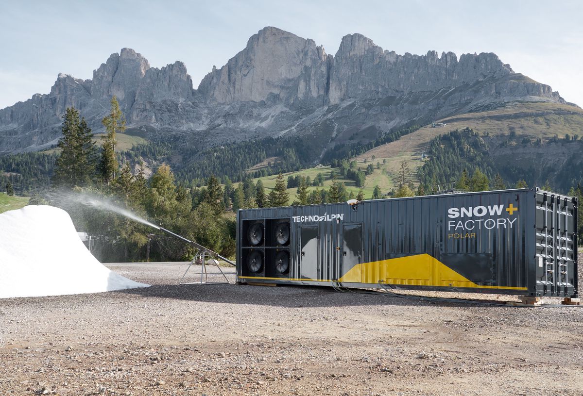 Placés dans un container, des générateurs produisent de la glace qui est émiettée et expulsée sur le terrain par un souffleur. Enneigeurs d’appoints, ces systèmes fonctionnent par température positive, contrairement aux canons à neige classiques.