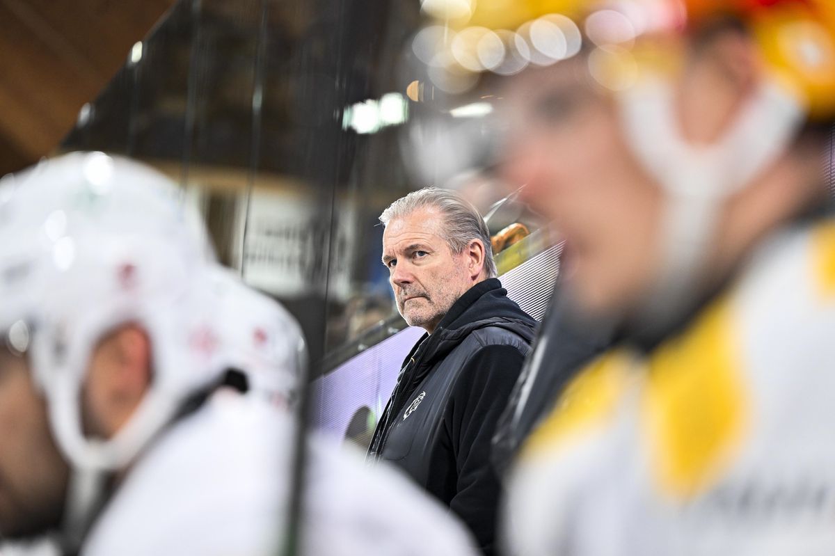 Le coach de Lausanne, Geoff Ward, derrière la bande lors du match d'éliminatoires de la National League contre HC Davos, au stade de glace de Davos.