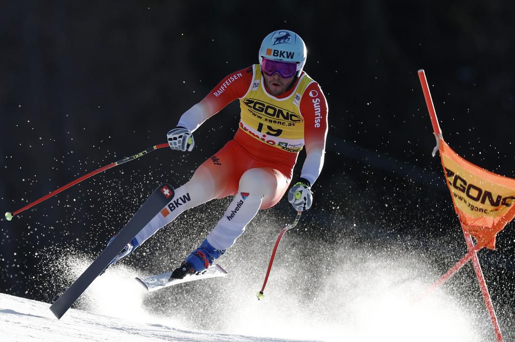 Alexis Monney de Suisse dévale la piste lors de la descente hommes de la Coupe du monde de ski alpin à Bormio, Italie, le 28 décembre 2024.