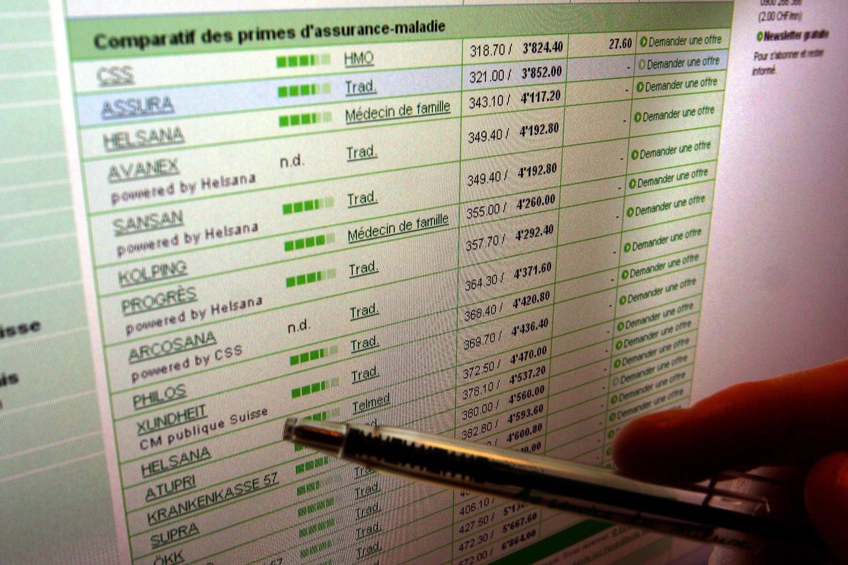 Comparaison des primes d’assurance maladie sur le site Comparis avec un stylo pointé vers l’écran.