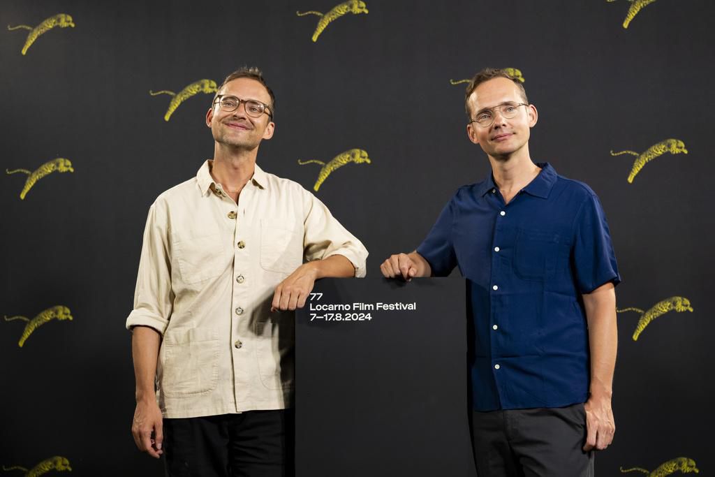 Deux hommes posent lors d’un photocall pour le film ’Der Spatz im Kamin’ au 77e Festival international du film de Locarno en 2024.