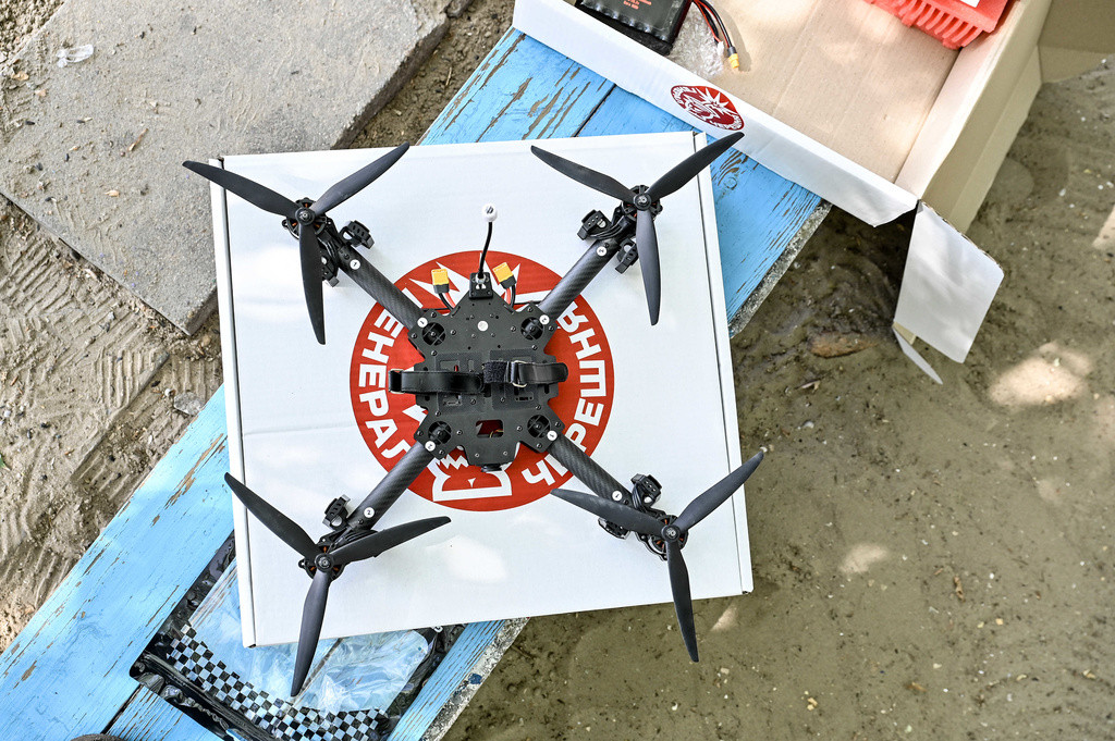 ZAPORIZHZHIA, UKRAINE - SEPTEMBER 11, 2024 - A box with a model of the Ukrainian FPV drone "General Chereshnya", Zaporizhzhia, southeastern Ukraine, Credit:Dmytro Smolienko / Avalon (KEYSTONE/AVALON/Dmytro Smolienko / Avalon)