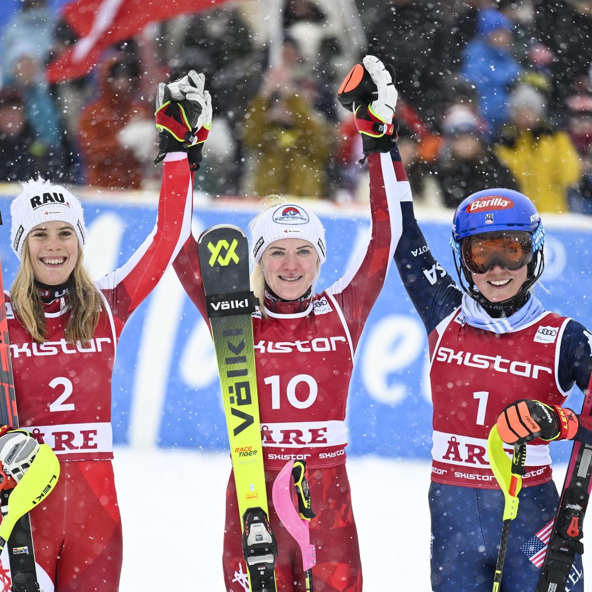 Katharina Liensberger, Katharina Truppe et Mikaela Shiffrin posent dans la zone d’arrivée lors du Slalom Féminin de la Coupe du Monde FIS de Ski Alpin à Are, Suède, le 9 mars 2025.