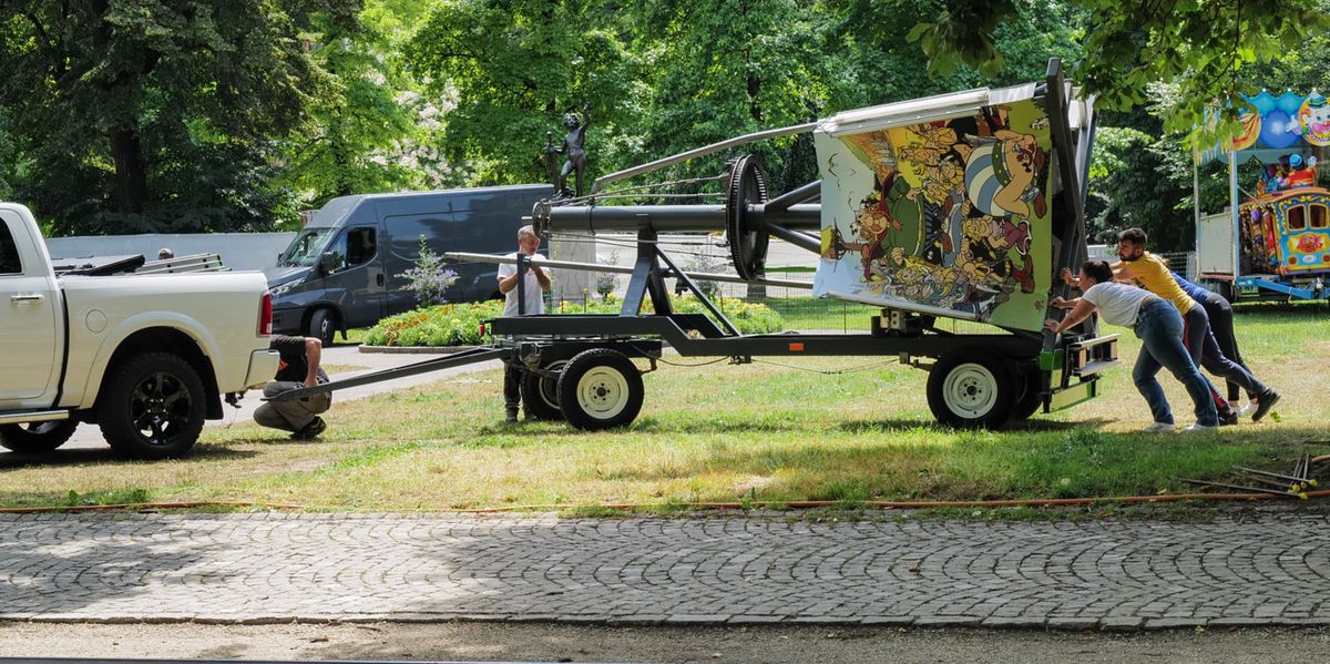 Genève 26/06/2024
Le cortège des promotion a été annulé.  Au Bastions, les manèges, le sirop de grenadine et l'estrade officielle à l'entrée du parc, seront pour l'année prochaine.