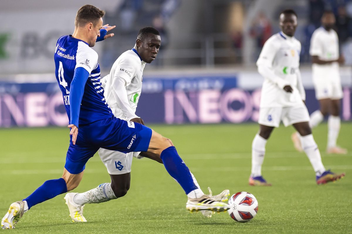 Le milieu lucernois Christian Gentner, gauche, lutte pour le ballon avec l'attaquant lausannois Brahima Ouattara, droite, lors de la rencontre de football de Super League entre le FC Lausanne-Sport, LS, et le FC Lucerne, ce dimanche 31 octobre 2021 au stade de la Tuiliere Lausanne. (KEYSTONE/Martial Trezzini)