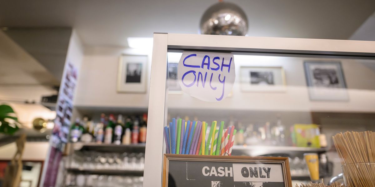 Face &agrave; face: faut-il inscrire l&rsquo;argent liquide dans la Constitution?