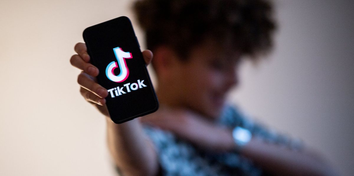 Un enfant brandissant un téléphone utilisant TikTok.