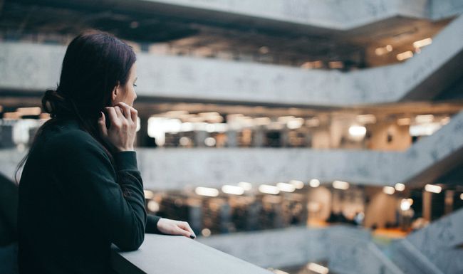 Frau von hinten im Treppenhaus
