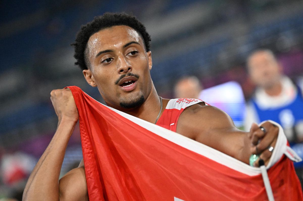 epa11403022 Timothe Mumenthaler of Switzerland celebrates winning the men's 200m at the European Athletics Championships 2024 in Rome, Italy, 10 June 2024.  EPA/CLAUDIO PERI