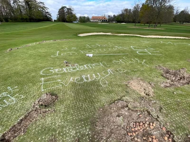Des tags et des trous remplis de pommes de terre ont été découverts lundi matin sur le terrain de golf genevois.