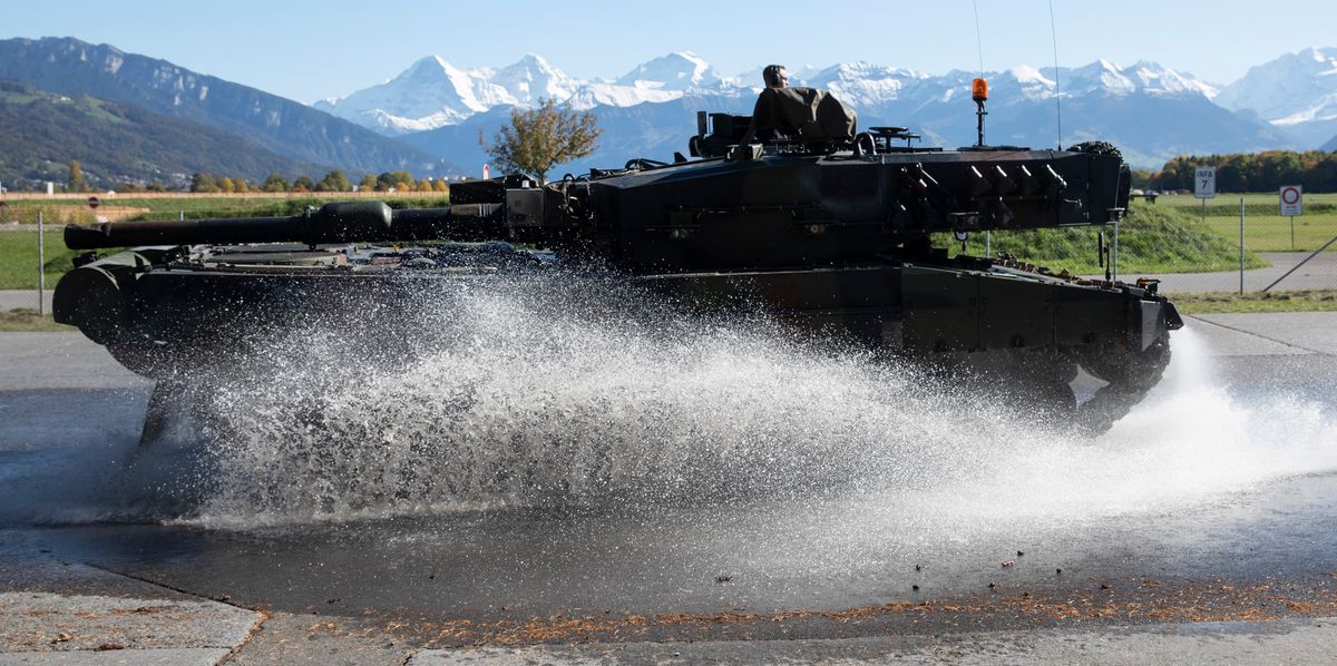 Ein Panzer faehrt auf einer Teststrecke, am Mittwoch, 16. Oktober 2019 beim Waffenplatz in Thun. (KEYSTONE/Peter Klaunzer)