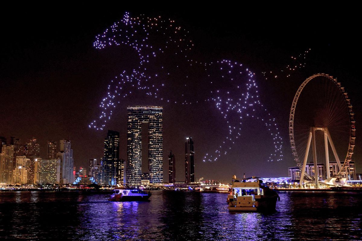 Exemple de spectacle de drones lumineux à Dubaï.