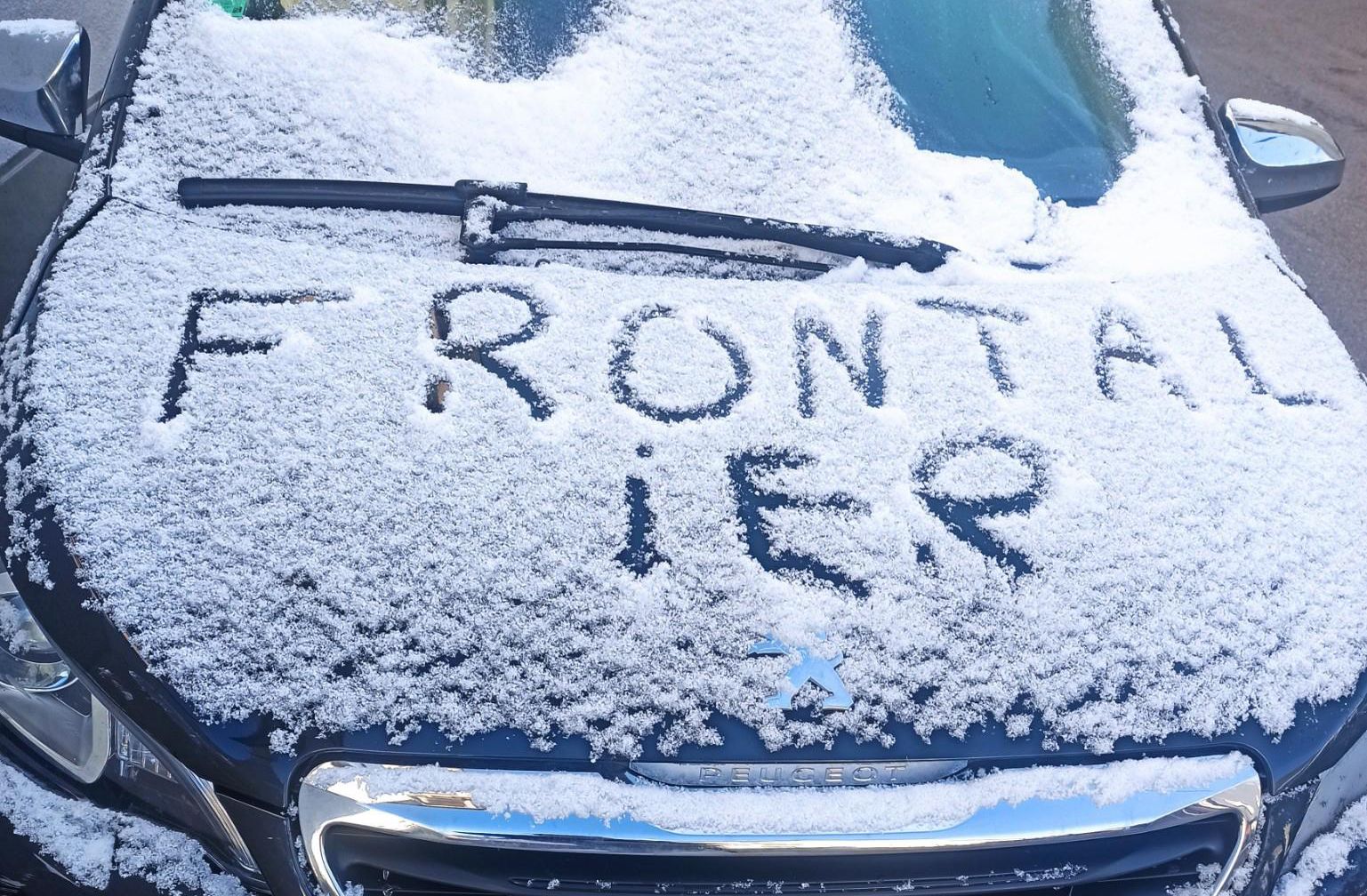 Cette voiture immatriculée dans le Doubs s’est retrouvée avec un message peu accueillant mardi matin à Sainte-Croix.