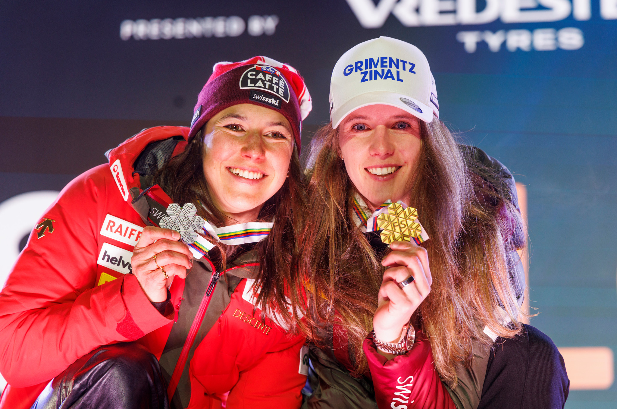 Wendy Holdener (Silber) und Camille Rast (Gold) präsentieren ihre Medaillen bei der Ski-WM 2025 Slalom-Siegerehrung in Saalbach-Hinterglemm.