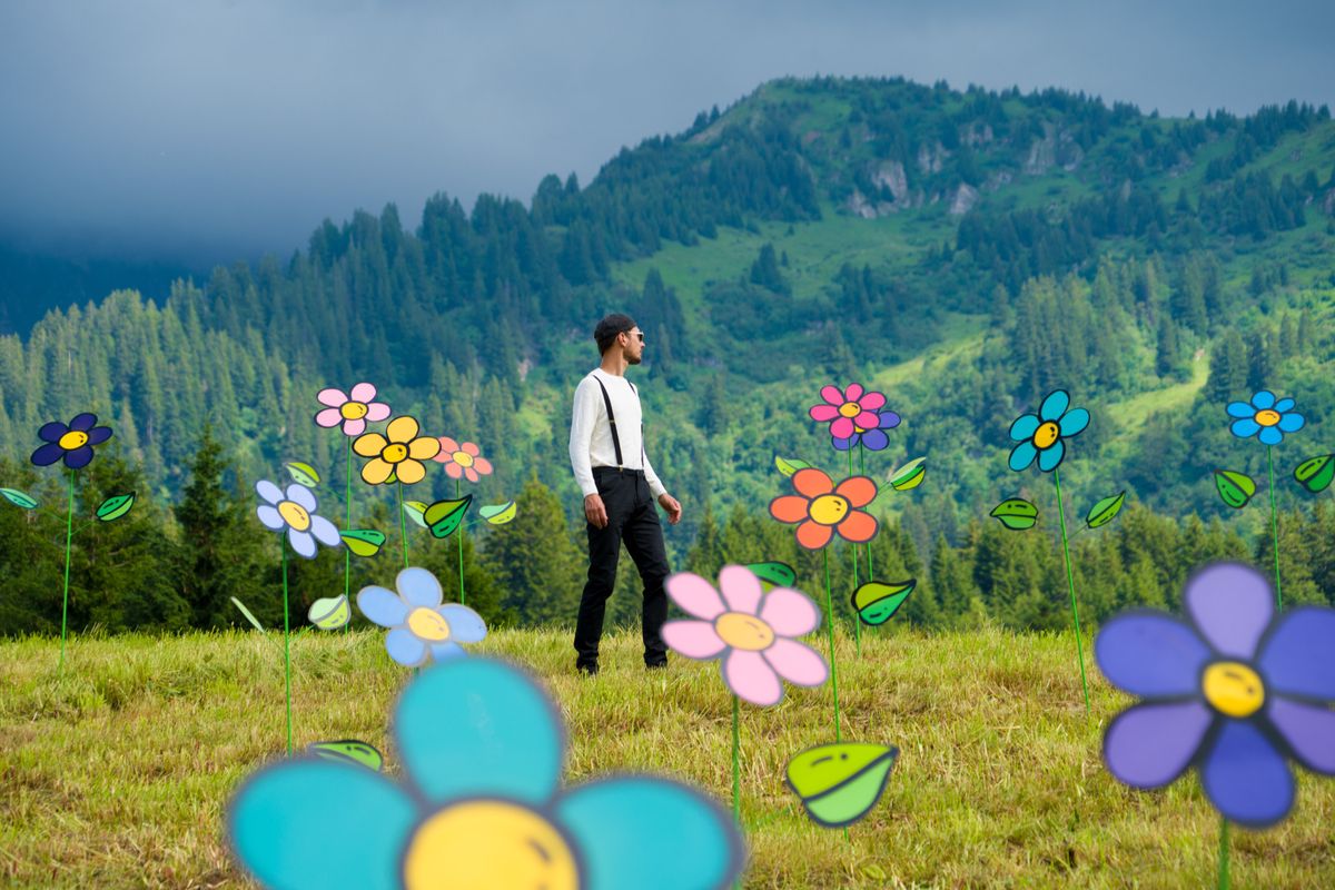 Nicolas Bamert au milieu de son œuvre «Original Flower power» exposée l’an dernier aux Mosses dans le cadre d’Ailyos, pour «offrir de l’enchantement et rendre hommage au pré».