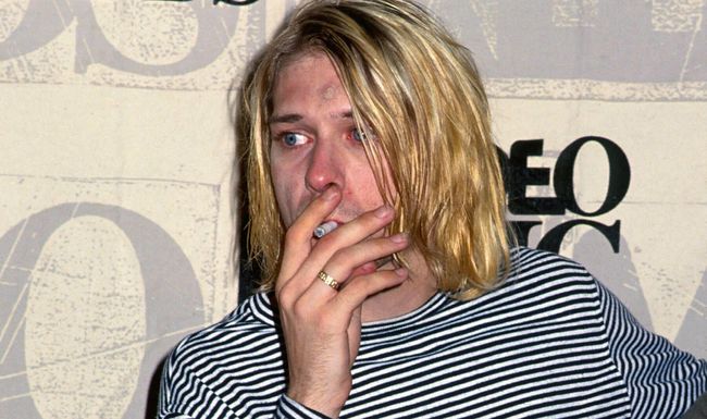 Sänger Kurt Cobain (Nirvana) raucht eine Zigarette während der MTV Music Video Awards in Universal City - PUBLICATIONxINxGERxSUIxAUTxONLY