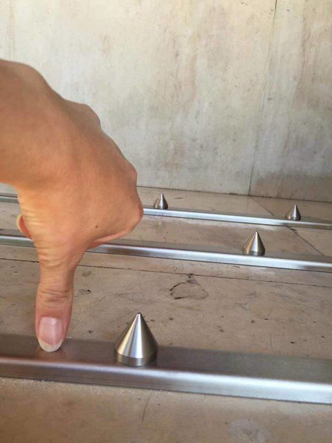 Des habitants pointent du doigt la dangerosité des ces picots sur lesquels des enfants pourraient se blesser grièvement en cas de chute,