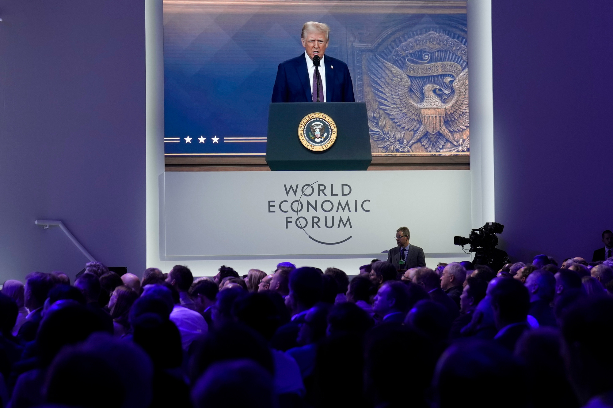 Des participants écoutent un discours virtuel du président américain Donald Trump lors du Forum économique mondial à Davos, Suisse.