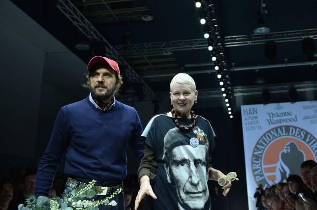 Vivienne et son mari Andreas avec une robe de la collection dédiée au prince Charles en 2004.