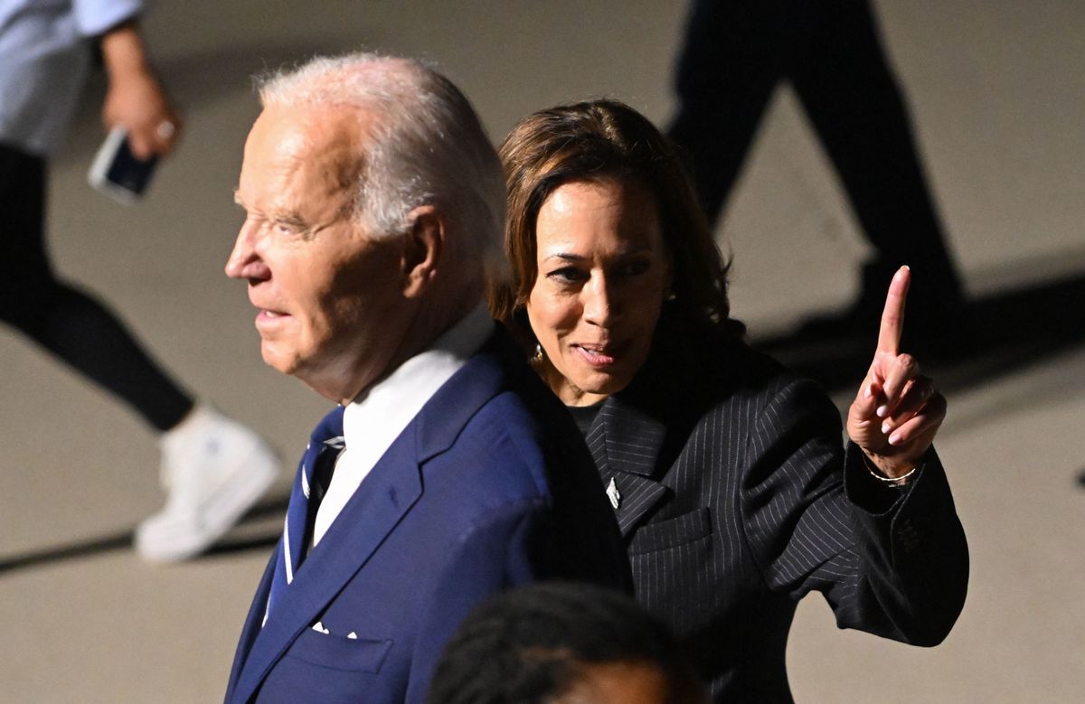 Le président américain Joe Biden et la vice-présidente Kamala Harris marchant sur le tarmac de la base militaire de Joint Base Andrews dans le Maryland.