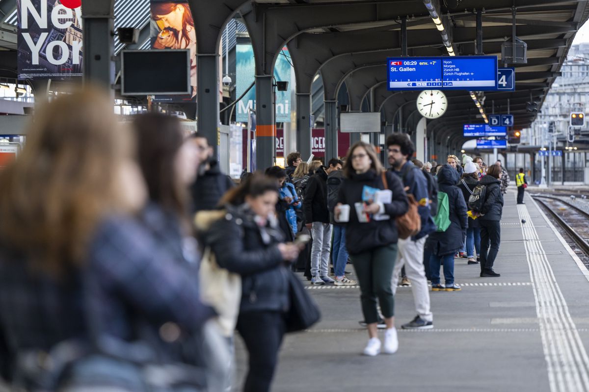Des voyageurs attendent leur train sur le quai de gare, ce jeudi 9 novembre 2023 a la Gare Cornavin de Geneve. Plus aucun train des CFF ne circule entre Geneve et Lausanne. Une panne technique en gare de Renens perturbe fortement le trafic ferroviaire sur l'arc lemanique. Les lignes Lausanne-Geneve/Yverdon sont interrompues (KEYSTONE/Martial Trezzini)