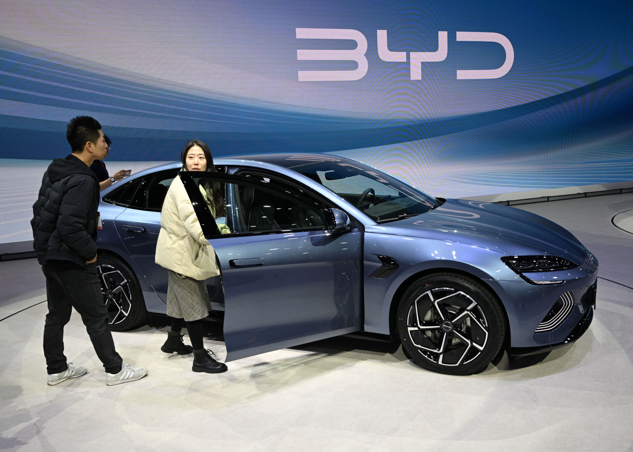 Besucher betrachten den BYD Seal Elektroauto während einer Pressevorschau der Seoul Mobility Show 2025 in der KINTEX Messehalle in Goyang am 3. April 2025.