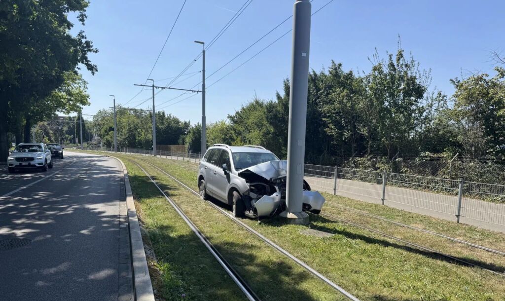 Zweist-ndiger-Tramunterbruch-Auto-prallt-in-Riehen-in-Fahrleitungsmast