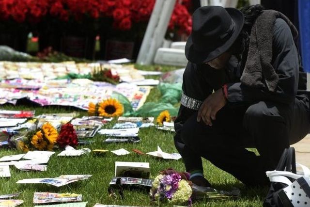 Le mausolée de Michael Jackson envahi par les fleurs