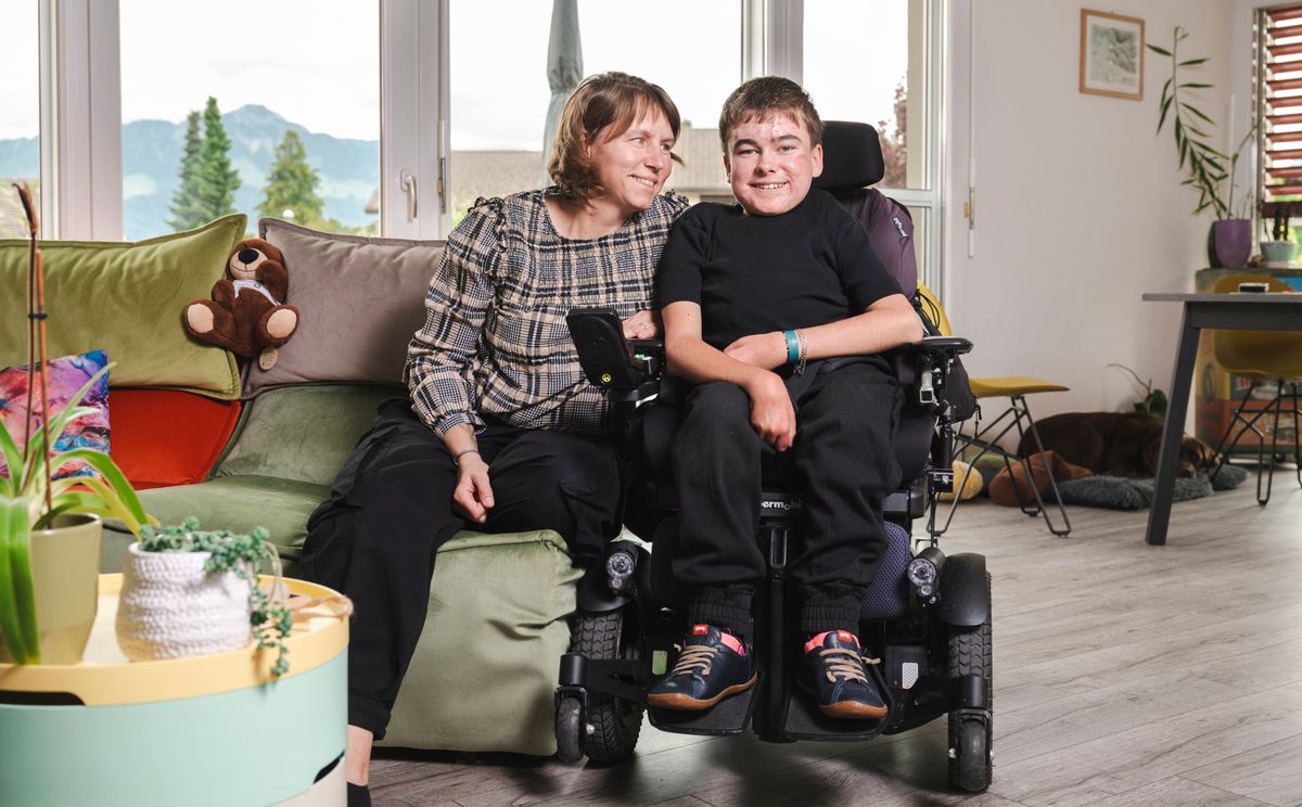 Marsens, le mercredi 12 juin 2024. Quel est exactement le rôle des soignants qui composent l'unité des soins palliatifs pédiatriques? Ca ne s'arrête pas à la fin de vie. Et comment gèrent-ils les aspects éthiques entre droits de l'enfant et volonté des parents ? Avec témoignages de familles concernées. Ici Romain et sa maman Lise-Marie Bossy chez eux. (Marie-Lou Dumauthioz/24heures) 