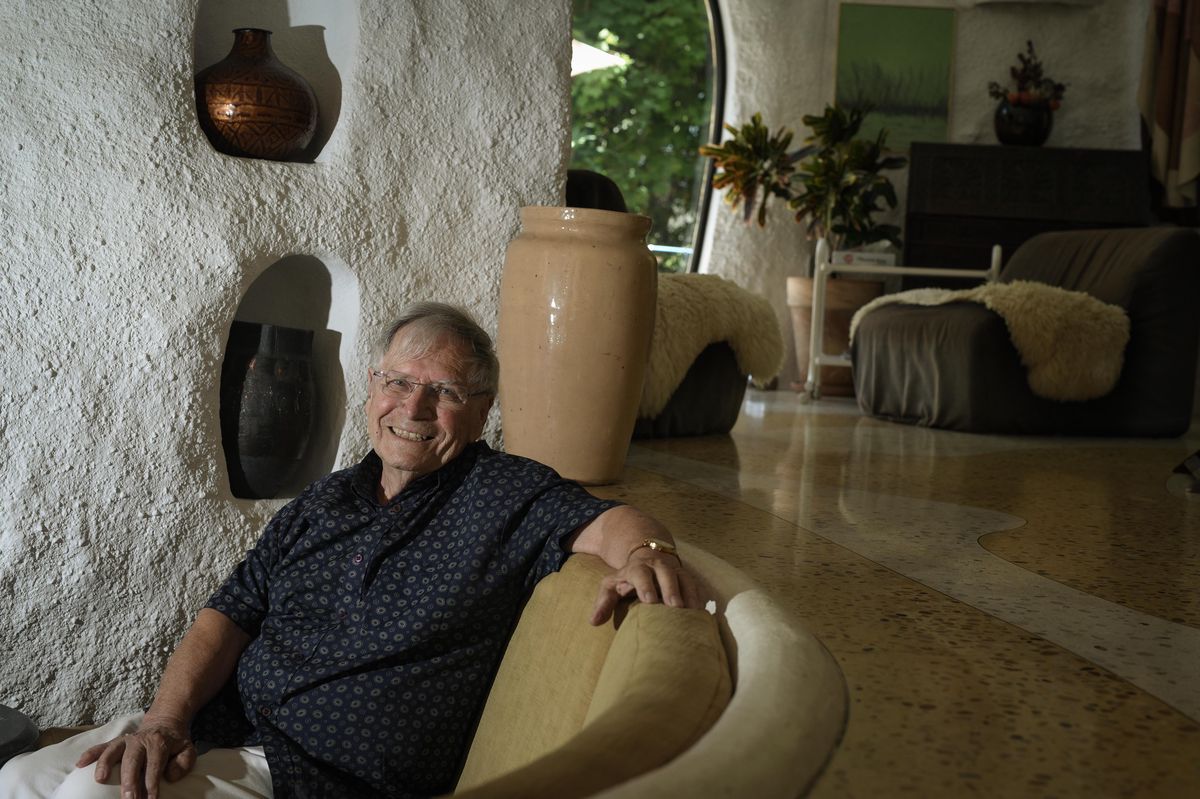 L'écrivain Christian Vellas, chez lui, à Conches Il vient de publier un recueil de nouvelles divertissantes et gracieusement philosophiques. 