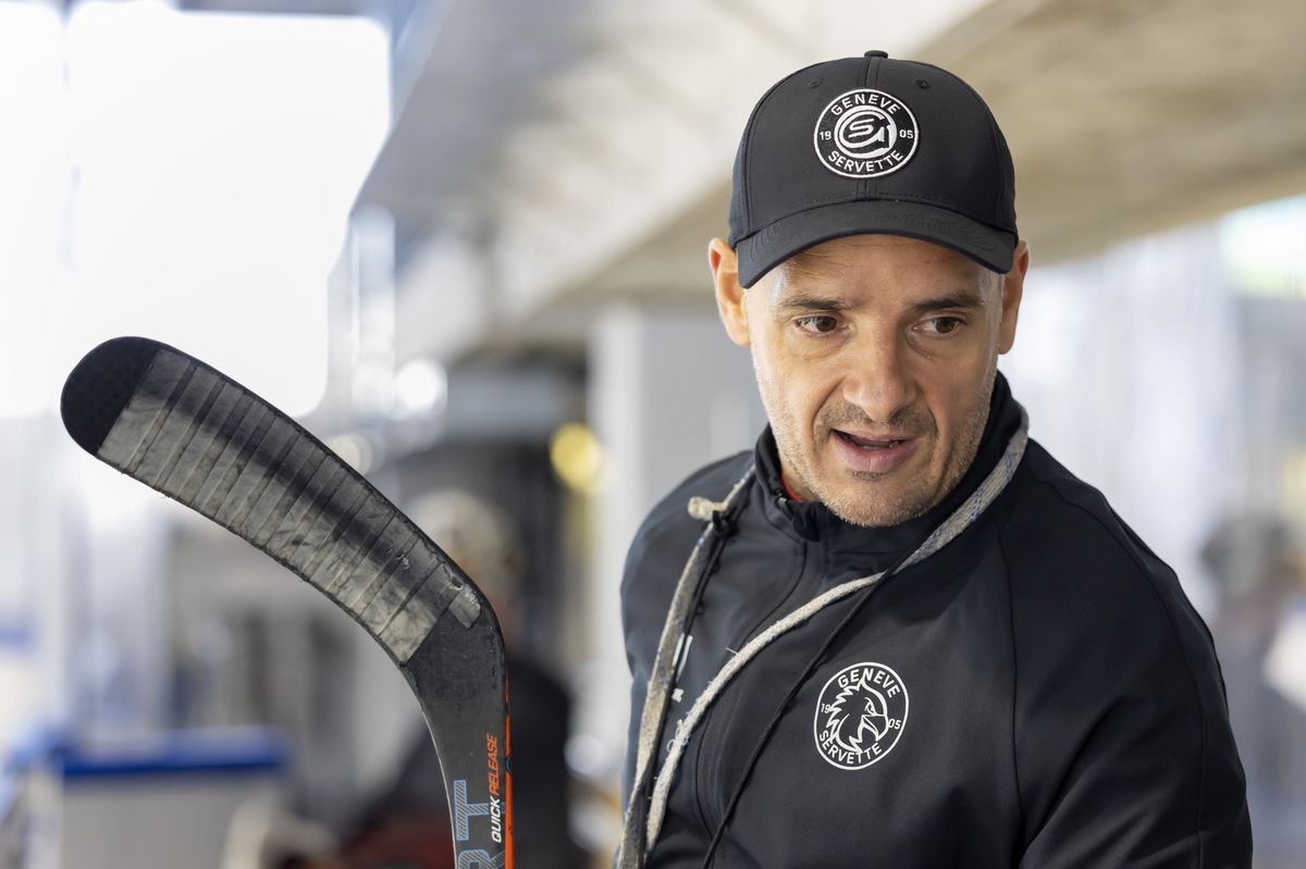 Geneve-Servette's Head coach Jan Cadieux talks to his players during a training session prior a press conference of the presentation of the team Geneve-Servette HC before starting the new regular season of the Swiss National League 2024-2025, at the ice stadium Les Vernets, in Geneva, Switzerland, Tuesday, September 3, 2024. (KEYSTONE/Salvatore Di Nolfi)