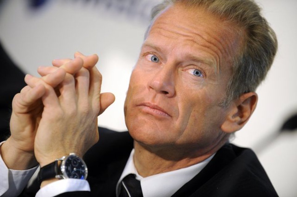 Carsten Schloter avait débuté sa carrière chez le constructeur automobile Mercedes-Benz en 1992 avant de se tourner vers le secteur des télécommunications. 
