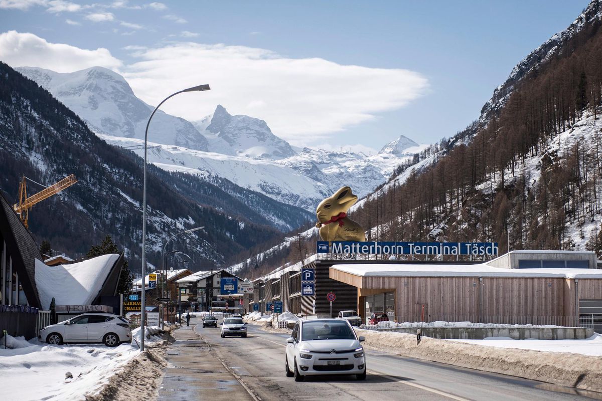 À l’exception de véhicules disposant d’une autorisation, le trajet vers Zermatt se fait obligatoirement par le train.