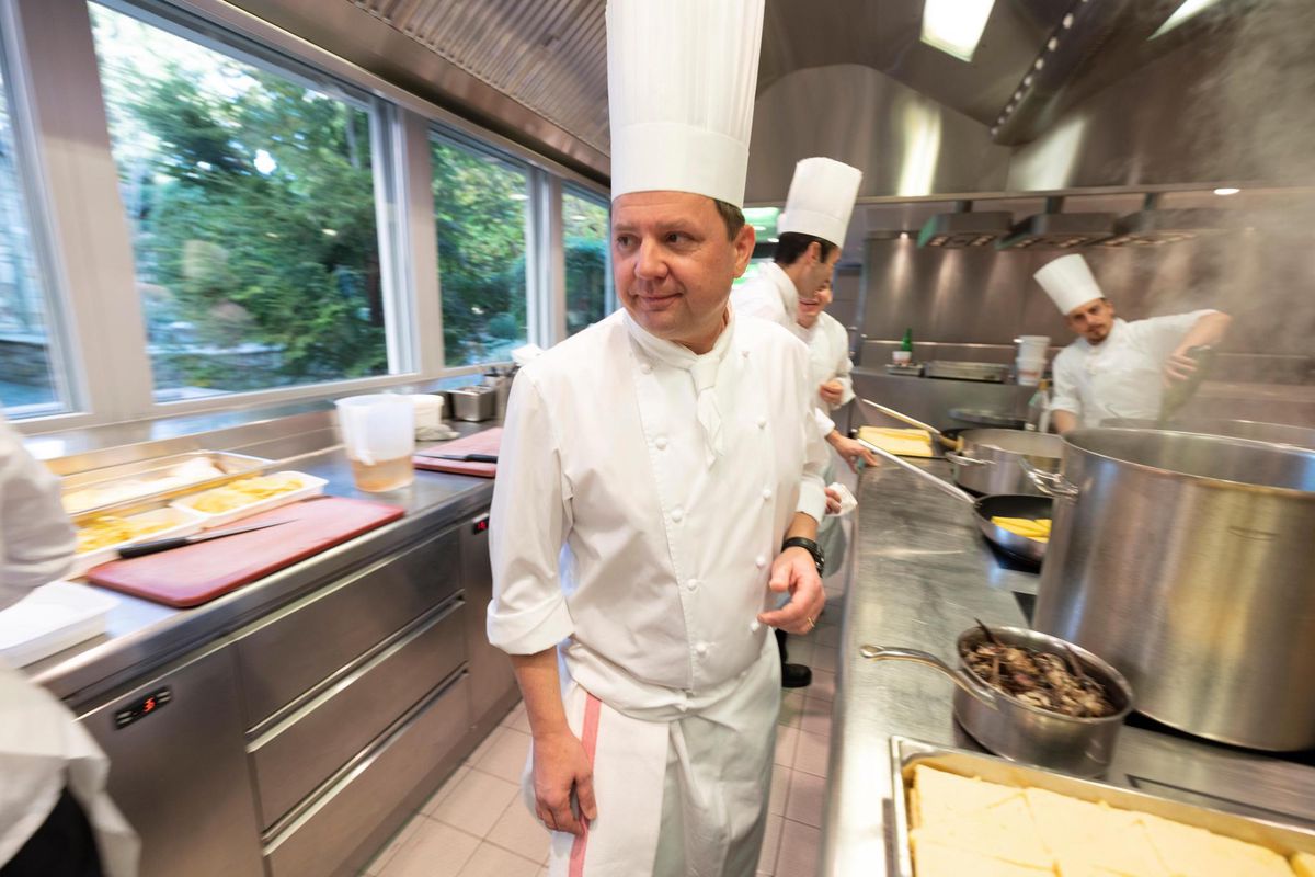 Franck Giovannini dans sa cuisine de l’Hôtel de Ville de Crissier.