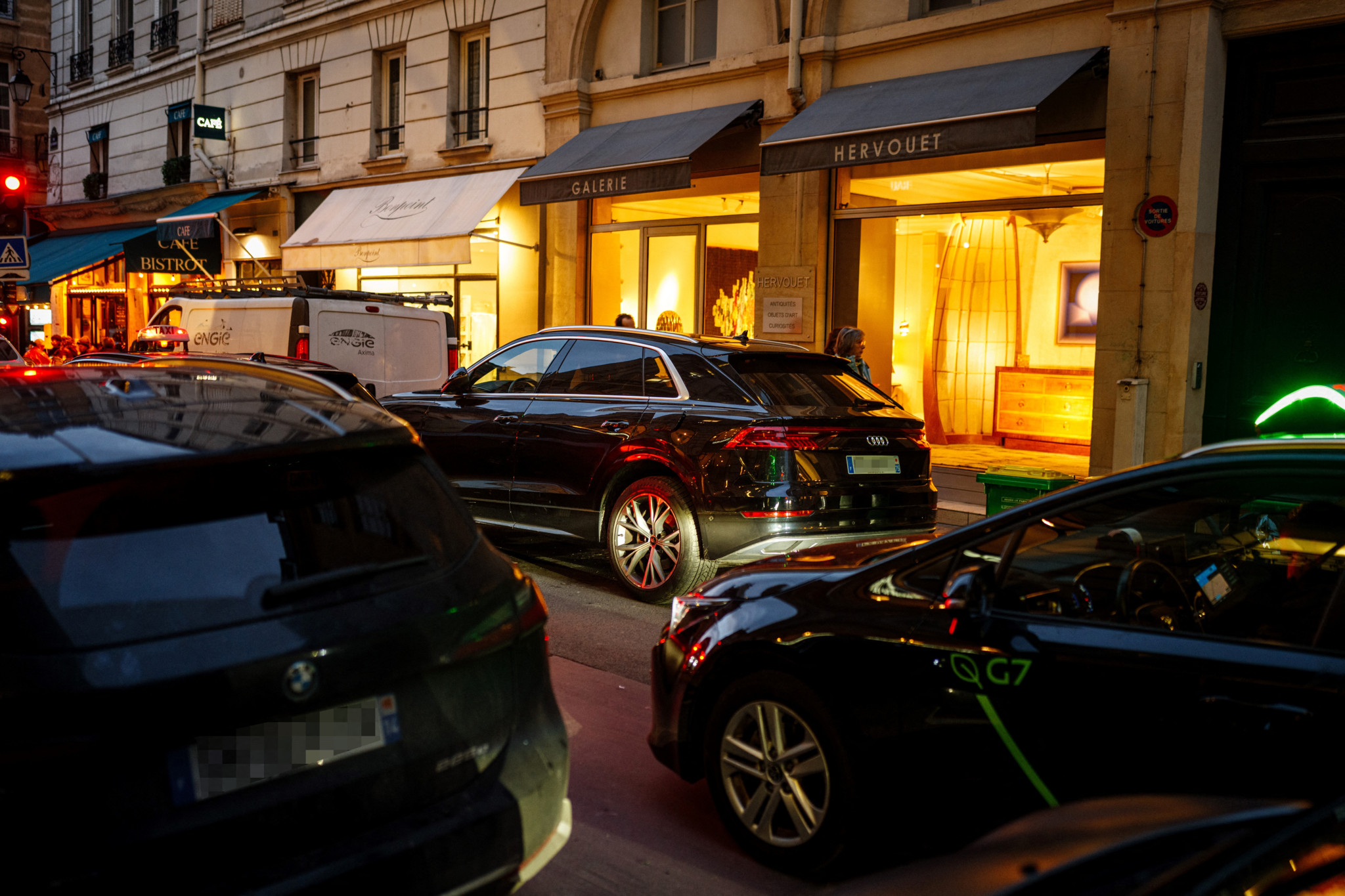 Deux SUV parqués dans les rues de Paris. Pour eux, les tarifs seront multipliés par trois.