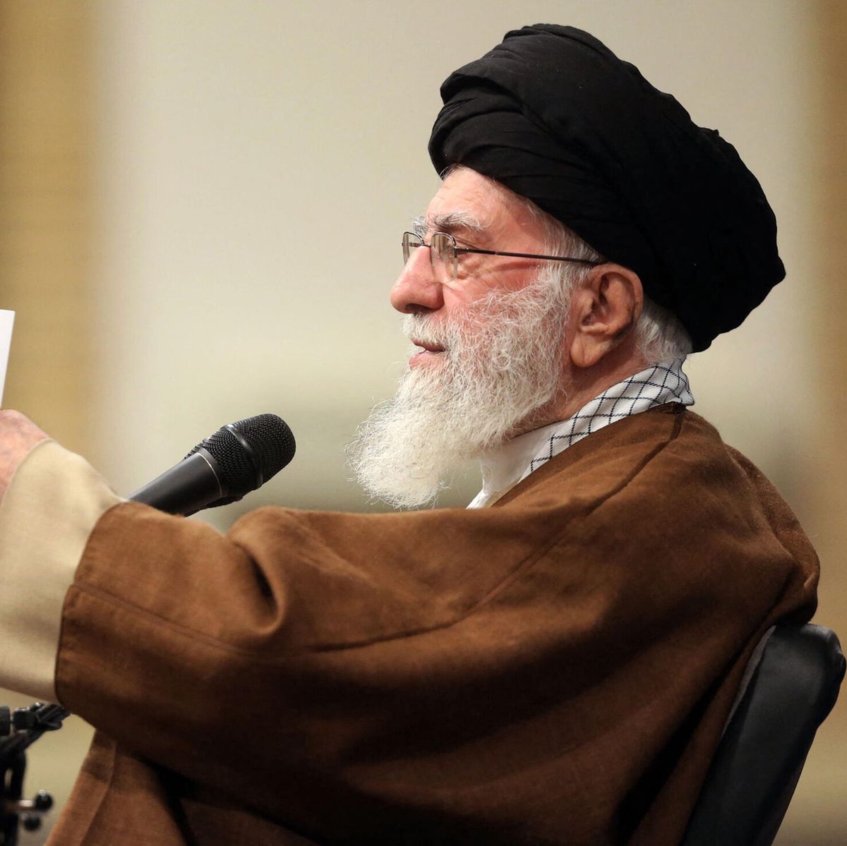 Donald Trump hält eine Pressekonferenz im Mar-a-Lago-Resort vor US-Flaggen. Thema ist ein Investitionsplan von SoftBank über 100 Milliarden Dollar in den USA.