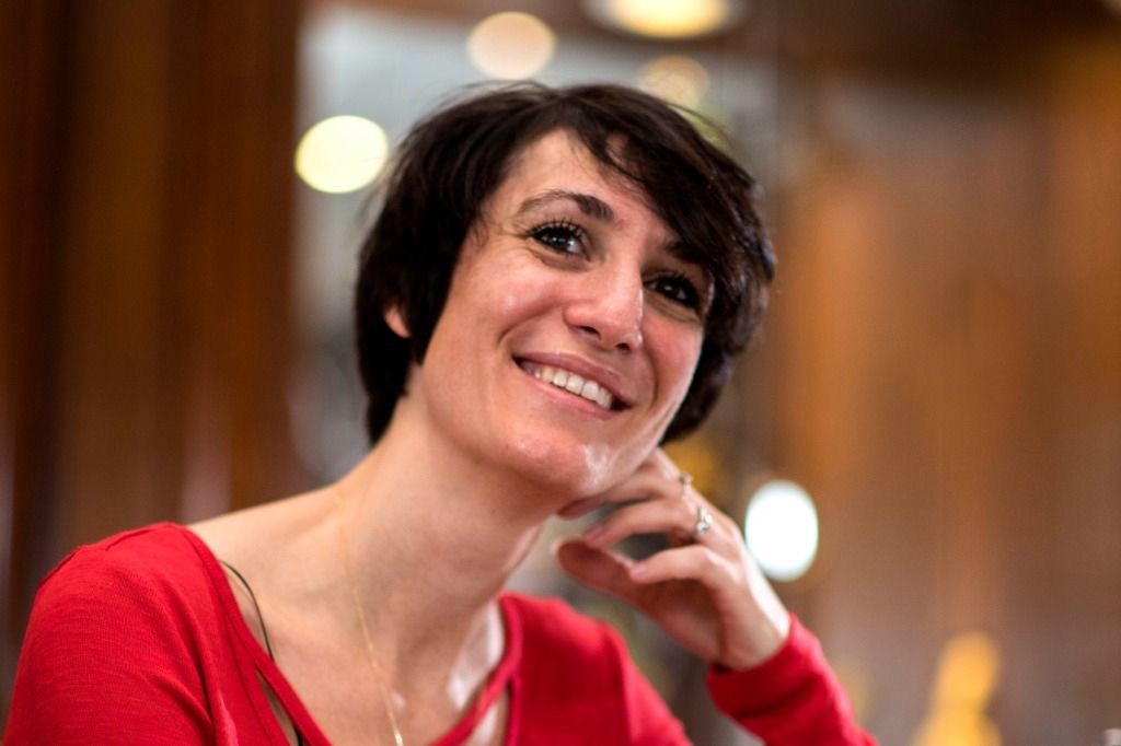 La femme discrète se mue en patronne chaleureuse 24 heures