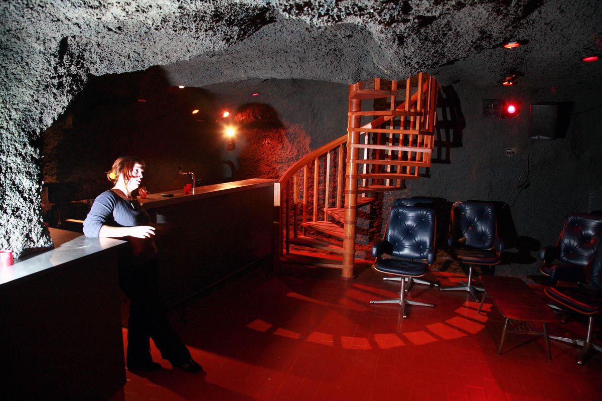 L’association Le Nouveau Cabinet avait pour but la reprise du lieu et la perpétuation de l’esprit du café, festif, intergénérationnel, associatif et avec une grande diversité culturelle. 